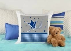 CreaDesign Dekokissen Kinder 40 X 40 Cm Prinz / Prinzessin Blau Grau Mit Name Personalisiert -Spielzeugladen 30449834 04