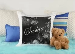 CreaDesign Dekokissen Kinder 40 X 40 Cm Blumen Schwarz Mit Name Personalisiert -Spielzeugladen 30543815 04