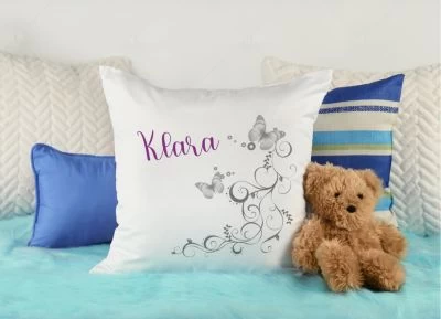 CreaDesign Dekokissen Kinder 40 X 40 Cm Schmetterling Grau Brombeere Mit Name Personalisiert 6 CreaDesign Dekokissen Kinder 40 X 40 Cm Schmetterling Grau Brombeere Mit Name Personalisiert – Bild 4