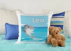 CreaDesign Dekokissen Kinder 40 X 40 Cm Hai Mit Name Personalisiert -Spielzeugladen 30545607 04