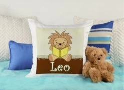 CreaDesign Dekokissen Kinder 40 X 40 Cm Leselöwe Braun Mit Name Personalisiert -Spielzeugladen 30545648 04