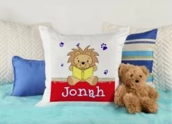 CreaDesign Dekokissen Kinder 40 X 40 Cm Leselöwe Rot Mit Name Personalisiert -Spielzeugladen 30546035 04